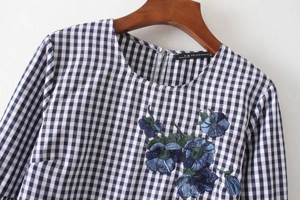 Rochie de dama in carouri cu maneci lungi lotus si broderie