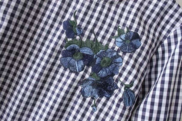 Rochie de dama in carouri cu maneci lungi lotus si broderie