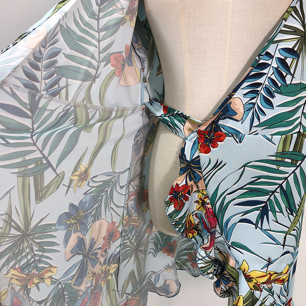 Rochie scurtă cu legături în talie și model floral