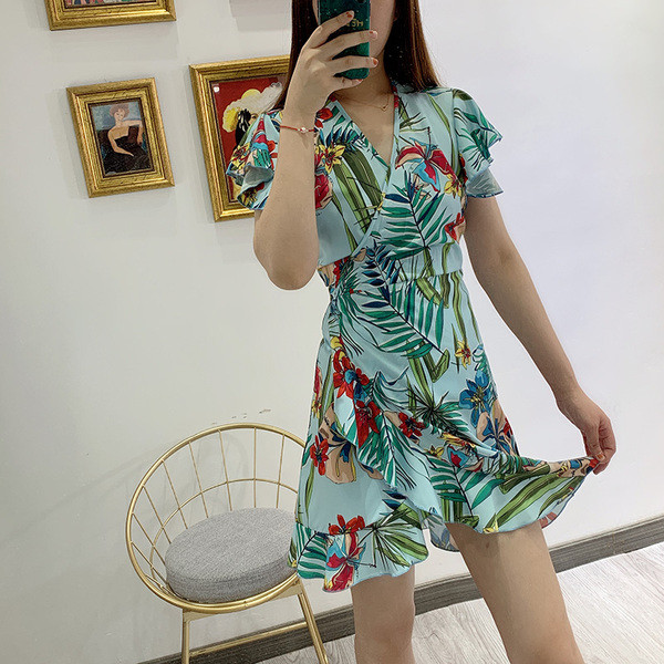 Rochie scurtă cu legături în talie și model floral