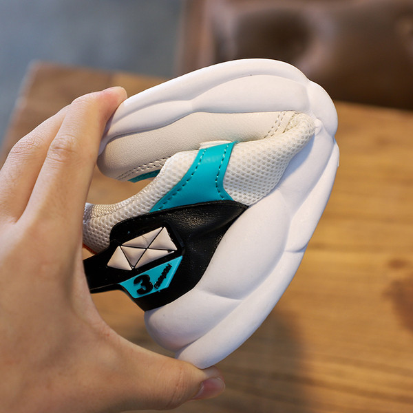 Adidași pentru copii cu inscripții în trei culori pentru băieți și fete