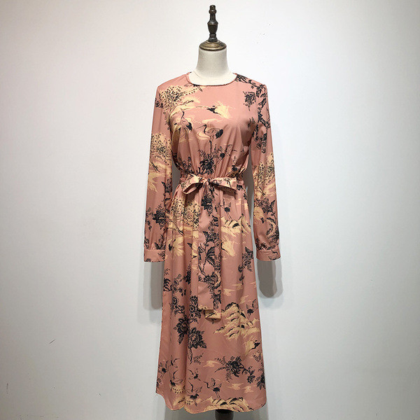 Rochie lunga cu decolteu oval si legaturi in talie