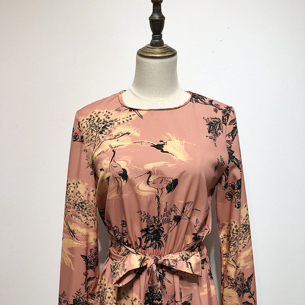 Rochie lunga cu decolteu oval si legaturi in talie