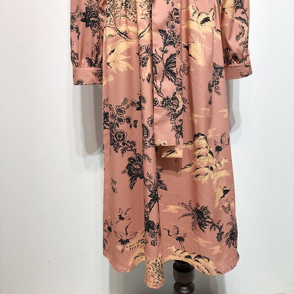 Rochie lunga cu decolteu oval si legaturi in talie