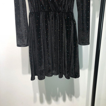 Rochie cu decolteu în V adânc și mâneci lungi în negru