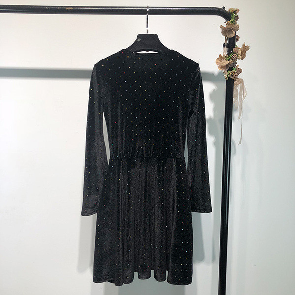 Rochie cu decolteu în V adânc și mâneci lungi în negru