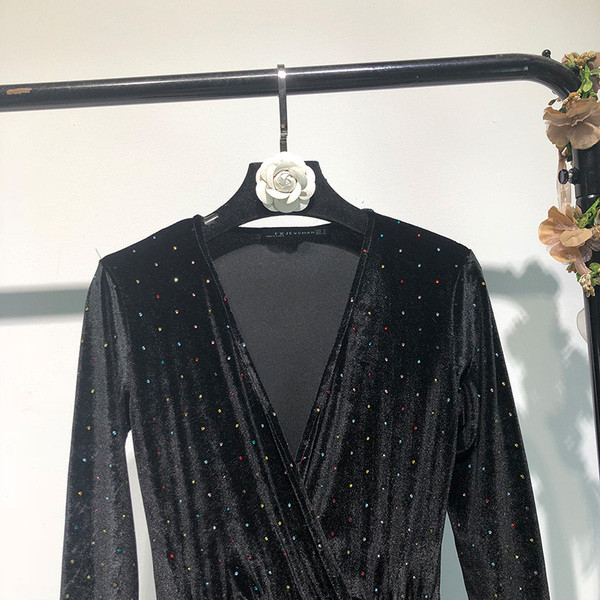 Rochie cu decolteu în V adânc și mâneci lungi în negru