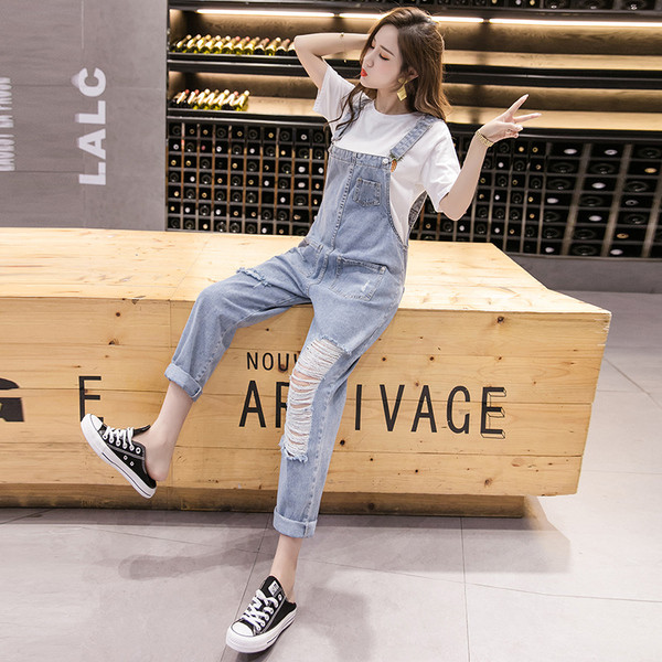 Salopetă de damă modernă din denim cu motive rupte