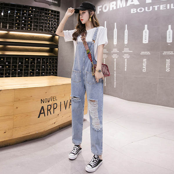 Salopetă de damă modernă din denim cu motive rupte