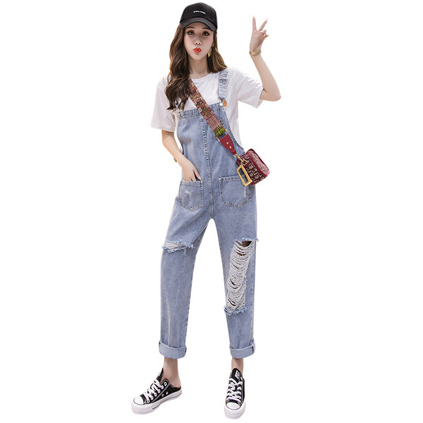 Salopetă de damă modernă din denim cu motive rupte