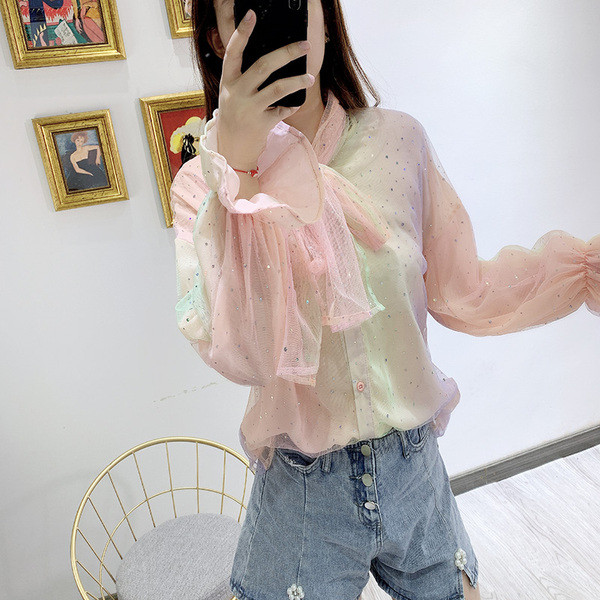 Cămașă modernă de damă în culori fluide cu mâneci lungi