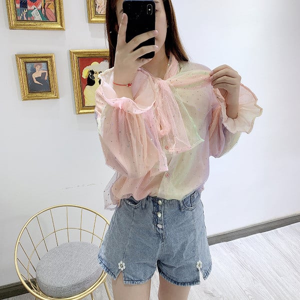 Cămașă modernă de damă în culori fluide cu mâneci lungi