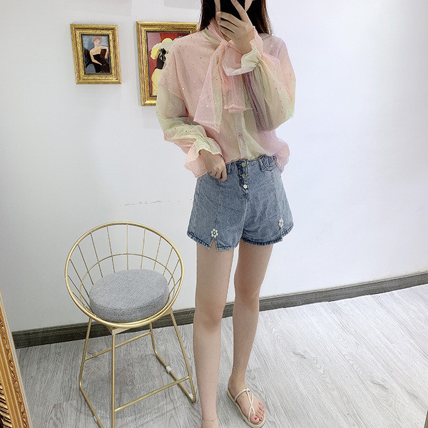 Cămașă modernă de damă în culori fluide cu mâneci lungi