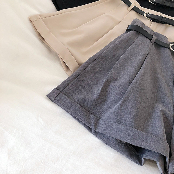 Pantaloni scurti eleganti de dama cu talie inalta in negru, maro si albastru