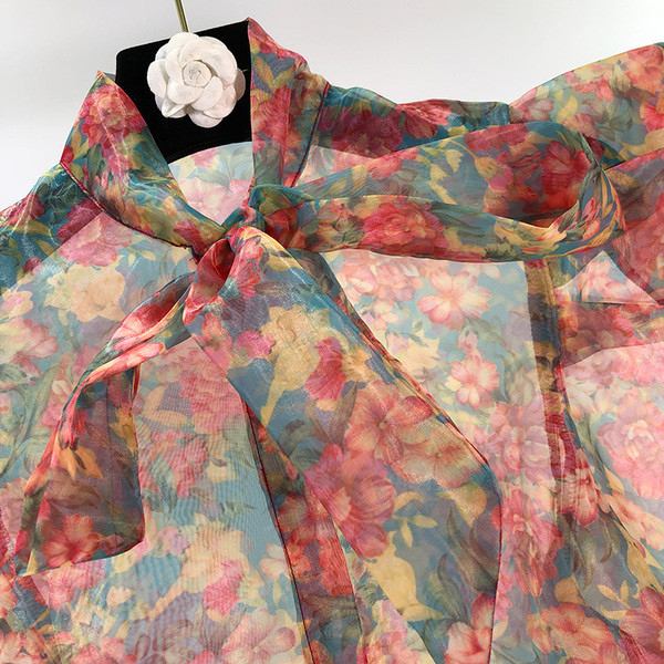 Bluză de damă, cu mâneci lungi, cu model floral