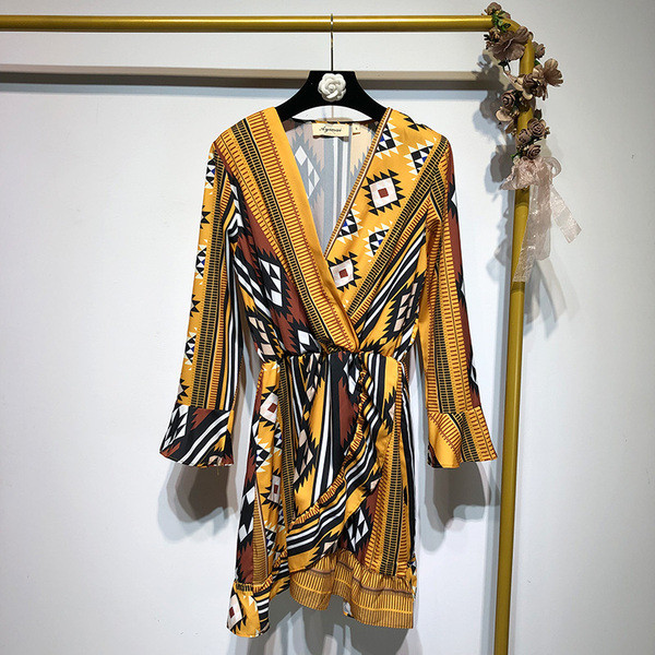 Rochie cu decolteu în V adânc și mâneci lungi cu model cu model