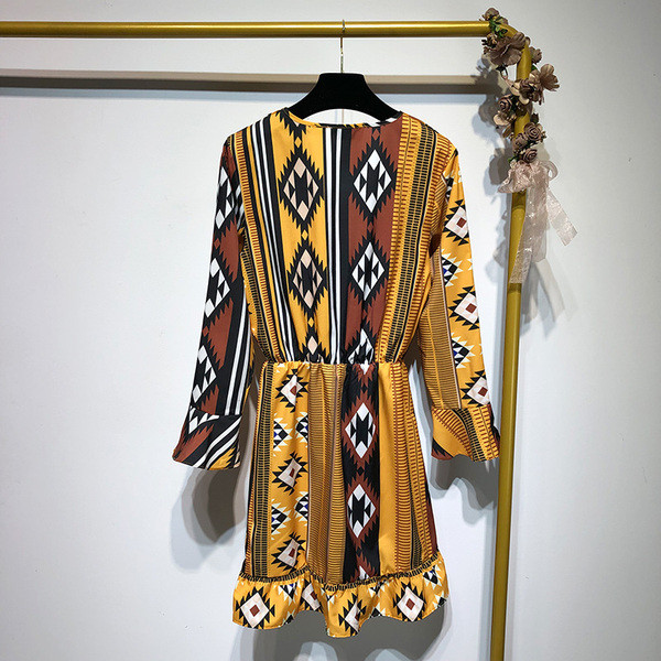 Rochie cu decolteu în V adânc și mâneci lungi cu model cu model