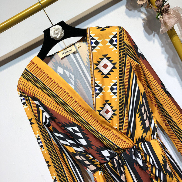 Rochie cu decolteu în V adânc și mâneci lungi cu model cu model