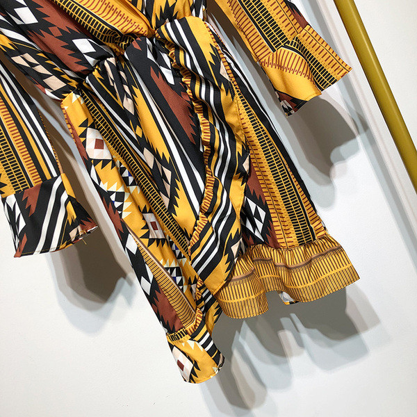 Rochie cu decolteu în V adânc și mâneci lungi cu model cu model