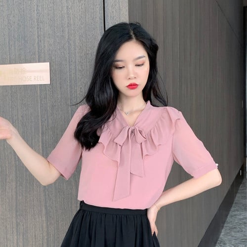 Cămașă de damă de ultimă oră, de culoare roz, cu decolteu în V