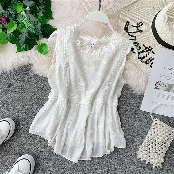 Maieu elegant de damă, cu dantelă albă