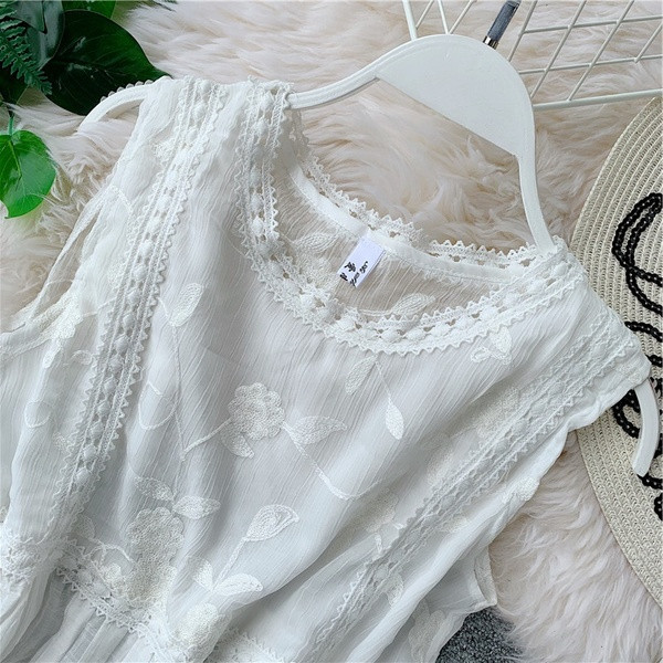 Maieu elegant de damă, cu dantelă albă