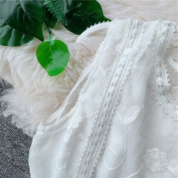 Maieu elegant de damă, cu dantelă albă