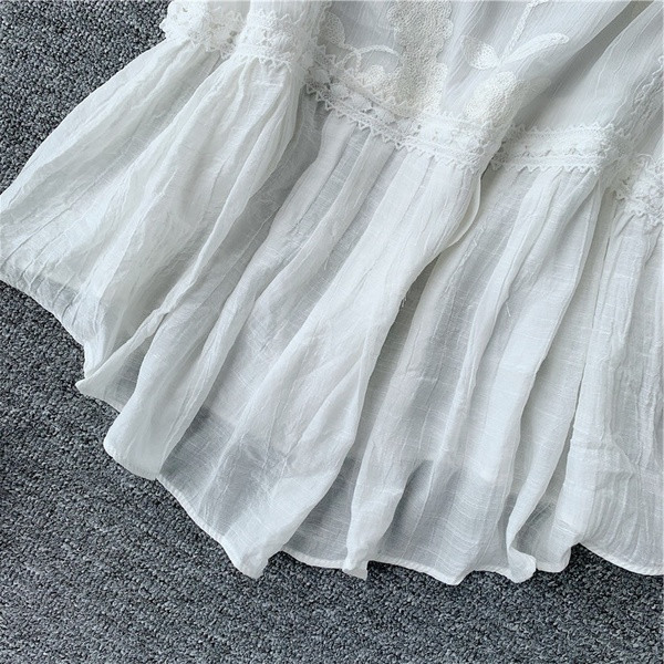 Maieu elegant de damă, cu dantelă albă