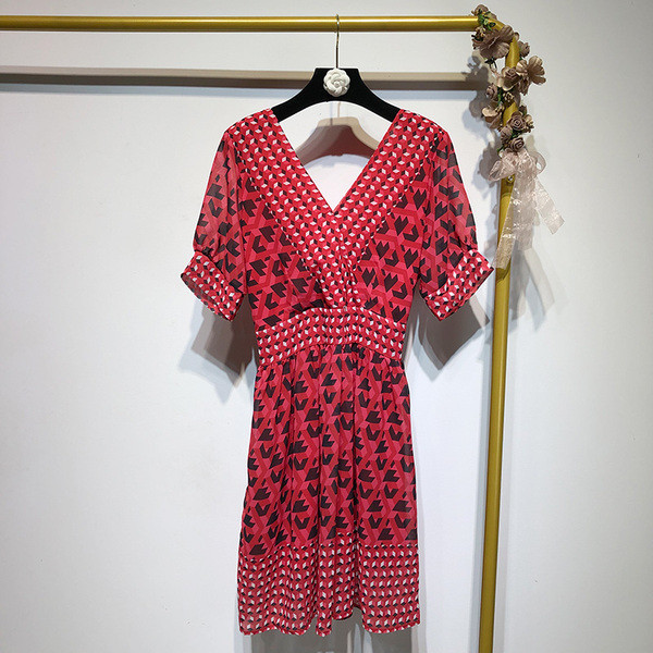 Rochie cu decolteu in V si maneci scurte in rosu cu model