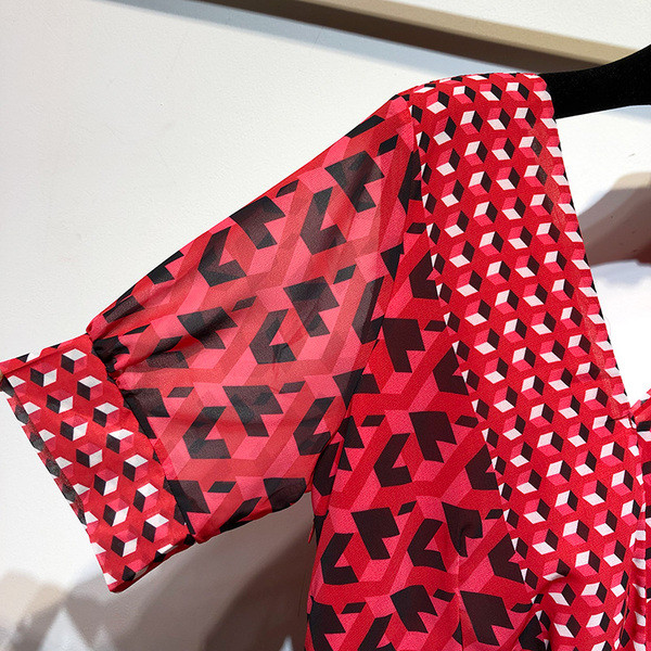 Rochie cu decolteu in V si maneci scurte in rosu cu model