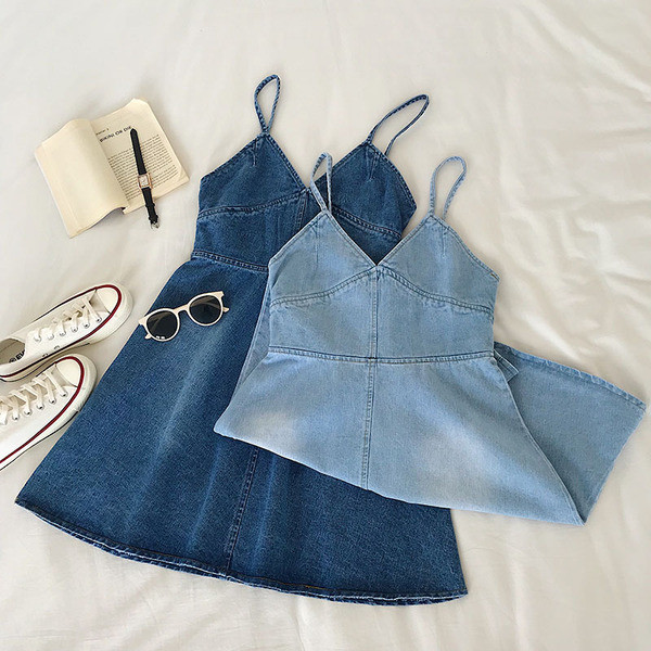 Дънкова дамска рокля разкроен модел с тънки презрамки в два цвята