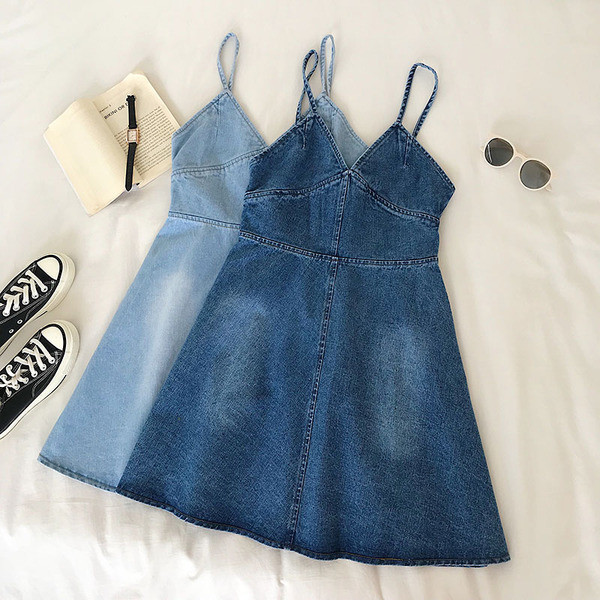 Дънкова дамска рокля разкроен модел с тънки презрамки в два цвята