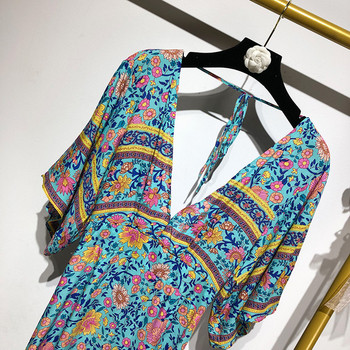 Рокля с дълбоко V - образно деколте и гол гръб