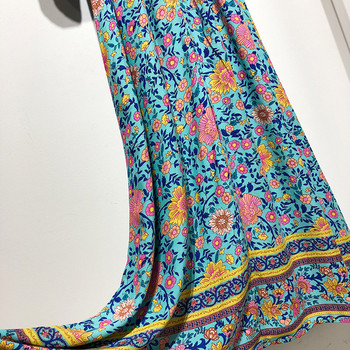 Рокля с дълбоко V - образно деколте и гол гръб