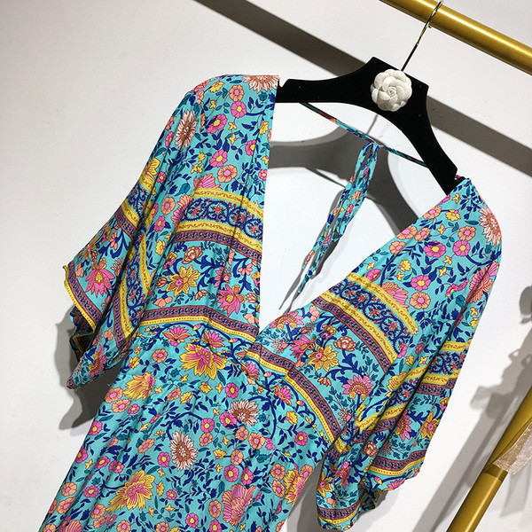 Рокля с дълбоко V - образно деколте и гол гръб