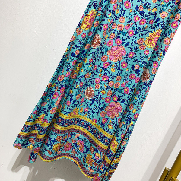 Рокля с дълбоко V - образно деколте и гол гръб