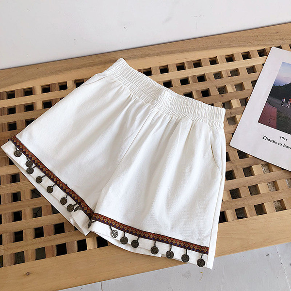 Pantaloni scurti moderni de dama cu talie inalta in alb