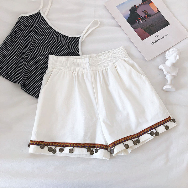 Pantaloni scurti moderni de dama cu talie inalta in alb