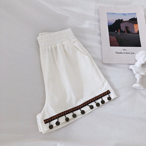 Pantaloni scurti moderni de dama cu talie inalta in alb