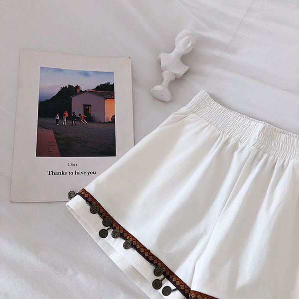 Pantaloni scurti moderni de dama cu talie inalta in alb