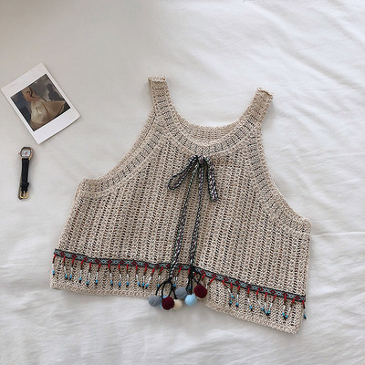 Top de damă tricotat model scurt cu legături în alb și maro