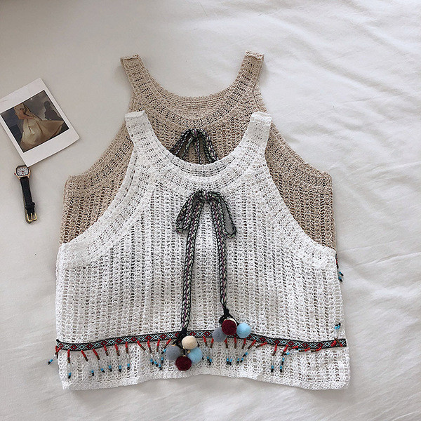 Top de damă tricotat model scurt cu legături în alb și maro