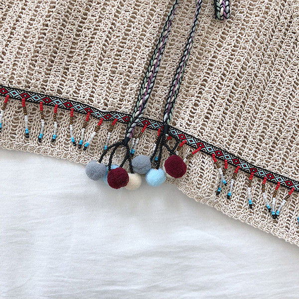 Top de damă tricotat model scurt cu legături în alb și maro