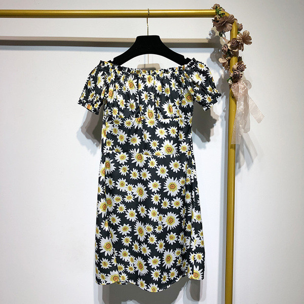 Rochie scurta de dama cu umerii goi cu model floral