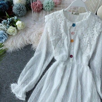 Női ruha csipkével és színes gombokkal, két színben