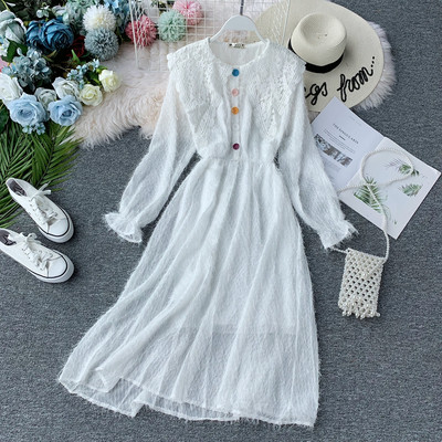 Női ruha csipkével és színes gombokkal, két színben