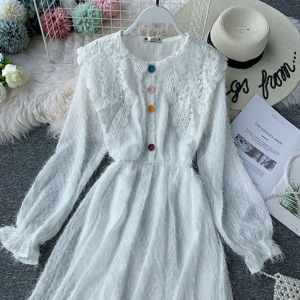 Női ruha csipkével és színes gombokkal, két színben