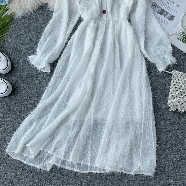 Női ruha csipkével és színes gombokkal, két színben