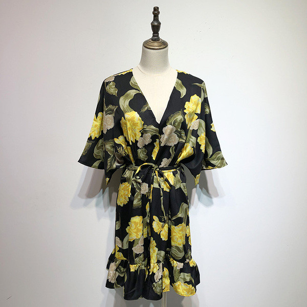 Rochie cu decolteu în V adânc și mâneci lotus scurte cu legături în talie