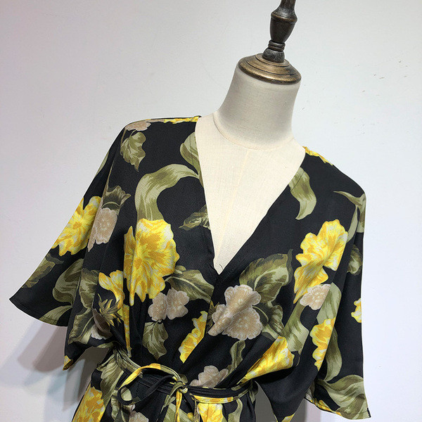 Rochie cu decolteu în V adânc și mâneci lotus scurte cu legături în talie